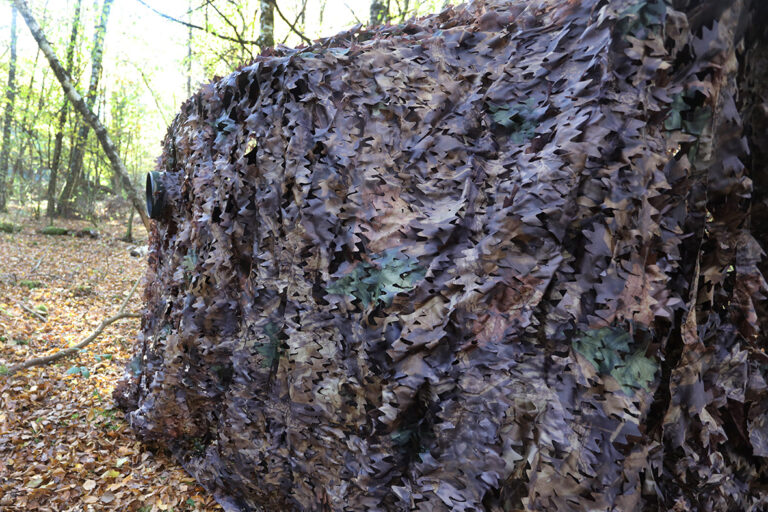 pixelpenguin- Gebruik een camouflagenet om naadloos op te gaan in de natuurlijke omgeving van het bos.