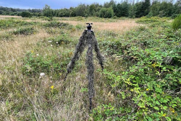 Ghillie statief camouflage voorbeeld in een veld